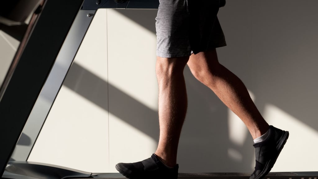 Ob es ein Fitnessgerät zu Hause gibt, ist auch eine Frage des Geldes. (Symbolbild)