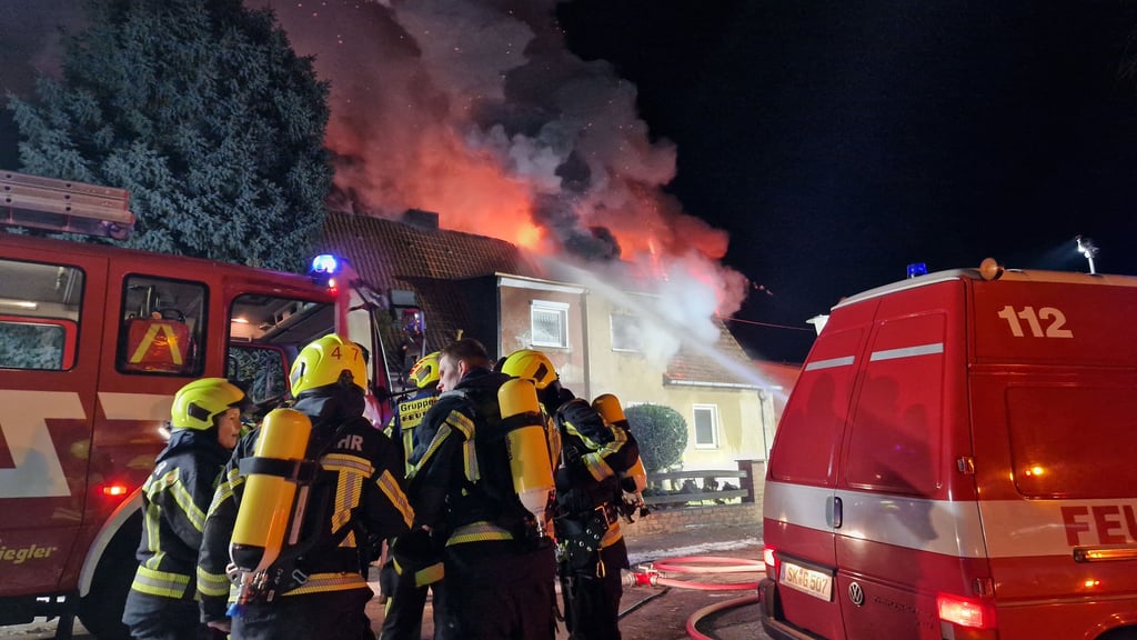 In Teicha in der Gemeinde Petersberg ist in der Nacht zum Dienstag ein Wohnhaus abgebrannt.