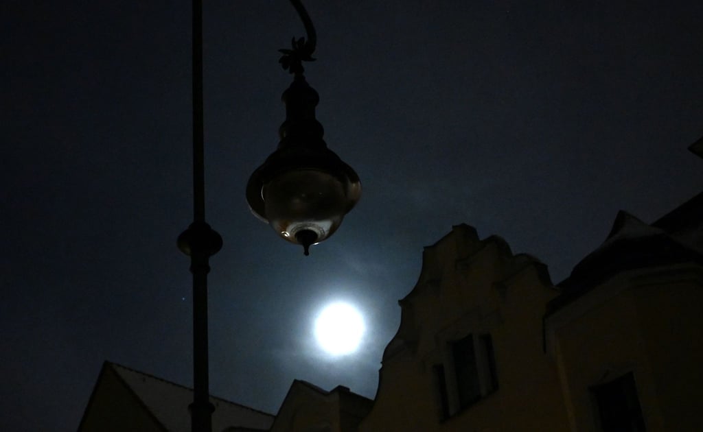 Nach dem Anschlag auf das Stromnetz in Berlin wird im Internet über eine mögliche Beteiligung Russlands spekuliert.