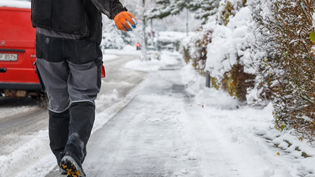 Schnee und Glätte auf Gehwegen verpflichten Eigentümer und oft auch Mieter zum Räumen und Streuen.