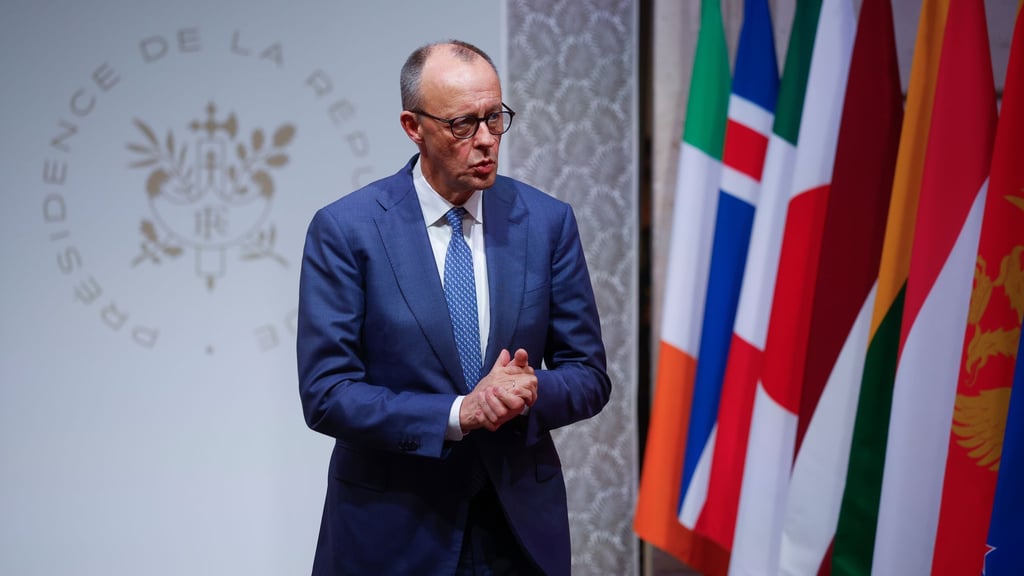 Lange hat Merz gezögert, jetzt sagt er eine militärische Beteiligung an der Absicherung eines Waffenstillstands in der Ukraine zu.