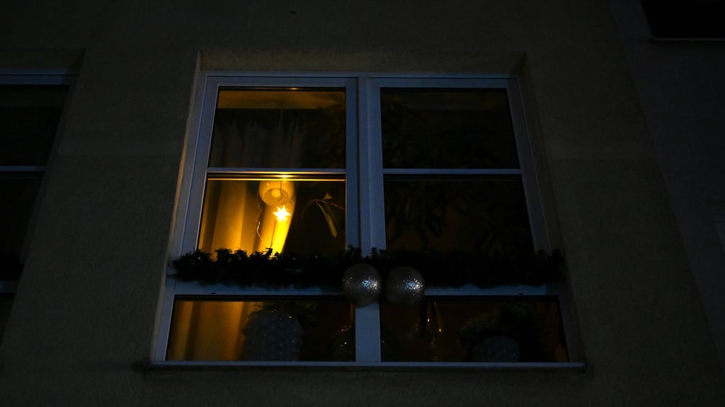 In Berlins Südwesten müssen Tausende Menschen aktuell ohne Strom auskommen - sie nutzen etwa batteriebetriebene Lampen.