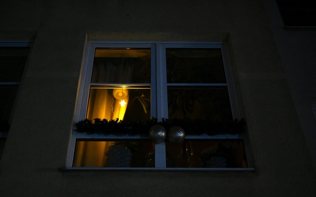 In Berlins Südwesten müssen Tausende Menschen aktuell ohne Strom auskommen - sie nutzen etwa batteriebetriebene Lampen.