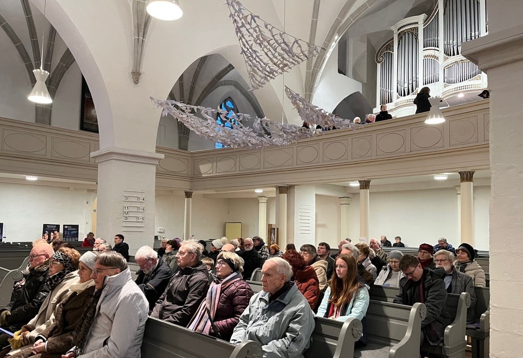 Die Kantorei und die Besucher sangen noch einmal Weihnachtslieder in der Zeitzer Michaeliskirche. 