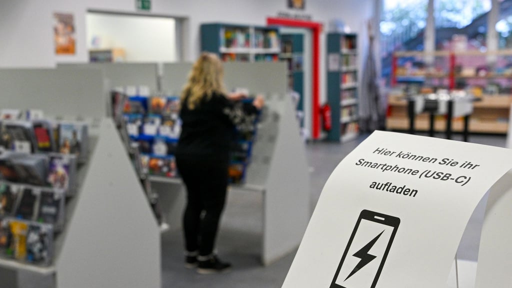 Tee und Lademöglichkeiten für das Handy in der Bibliothek. Im Südwesten von Berlin sind Zehntausende seit Tagen ohne Strom.
