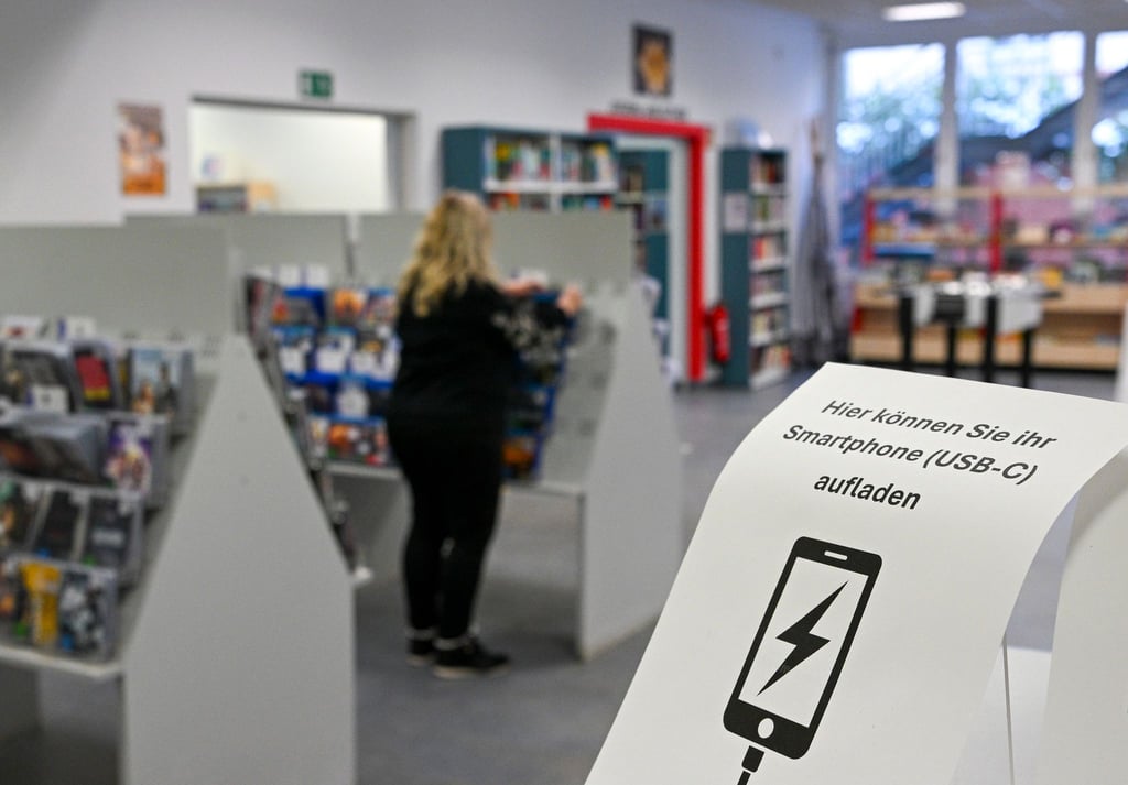 Tee und Lademöglichkeiten für das Handy in der Bibliothek. Im Südwesten von Berlin sind Zehntausende seit Tagen ohne Strom.