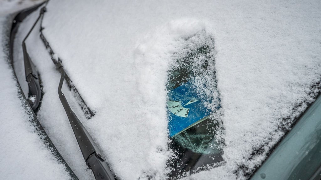 Parkscheine und Anwohnerausweise müssen grundsätzlich gut sichtbar im Auto liegen: Nachträglich durch Schnee oder Eis verdeckte Dokumente führen jedoch nicht zu einem Knöllchen, solange sie gültig sind.