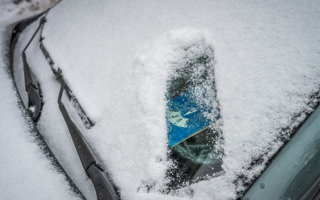 Parkscheine und Anwohnerausweise müssen grundsätzlich gut sichtbar im Auto liegen: Nachträglich durch Schnee oder Eis verdeckte Dokumente führen jedoch nicht zu einem Knöllchen, solange sie gültig sind.