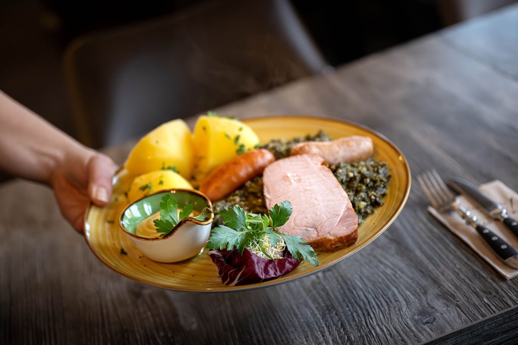 Restaurants in Norddeutschland profitieren von der gesenkten Umsatzsteuer auf Speisen. (Archivbild)