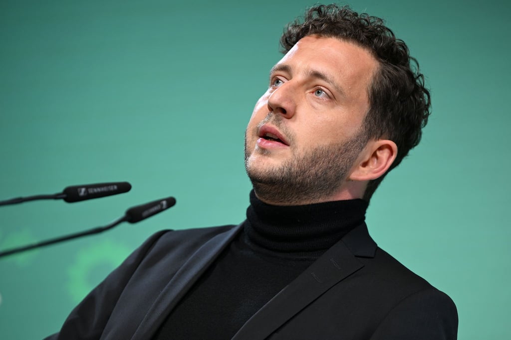 Die Schuld für die Situation in Brandenburg sieht Grünen-Chef Felix Banaszak nicht allein beim BSW.