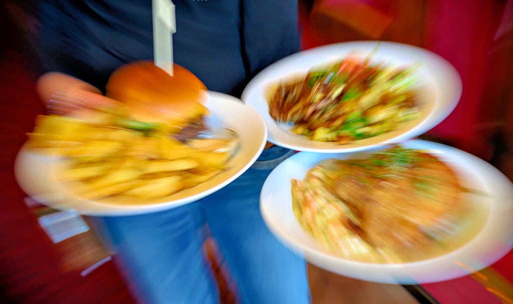 Schnitzel, Burger und Pommes preiswerter? Die Mehrwertsteuersenkung in der Gastronomie könnte dazu beitragen. Theoretisch.