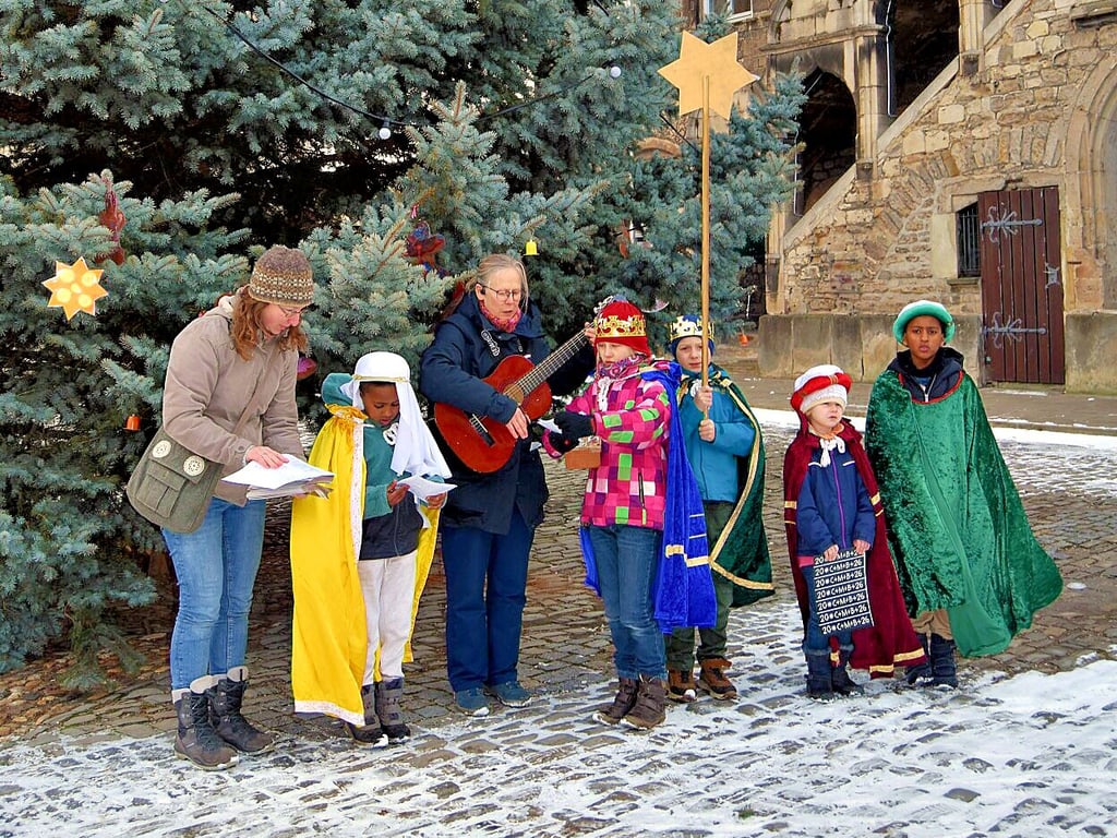 Auf der Gitarre begleitet Gemeindereferentin Angela Degenhardt in Laucha die Lieder der Sternsinger.