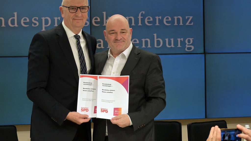 Brandenburgs Ministerpräsident Dietmar Woidke (SPD) und Finanzminister Robert Crumbach (BSW) haben gemeinsam die SPD/BSW-Koalition auf den Weg gebracht, die nun am Ende ist. (Archivbild)