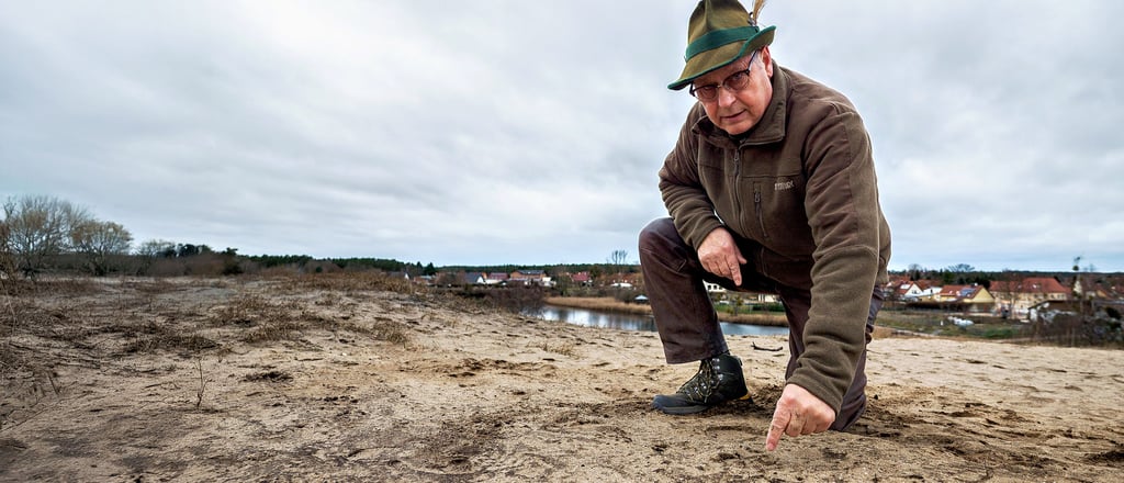 Jäger Alfred Herrmann deutet auf eine Wolfsspur am Kulk. „Es war ein ausgewachsenes Tier, das hier durchgezogen ist“, sagt er. 
