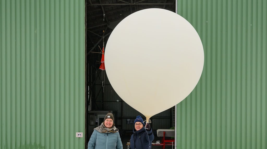 Der Wetterballon soll in über 30 Kilometern Höhe Wetterdaten sammeln.