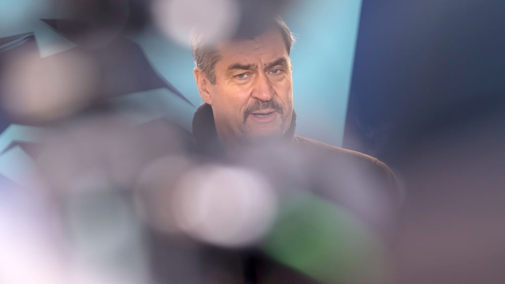 Der Brandanschlag auf das Berliner Stromnetz beschäftigt auch die CSU in Bayern. Sie fordert harte Konsequenzen und Ermittlungen durch Bundesbehörden.