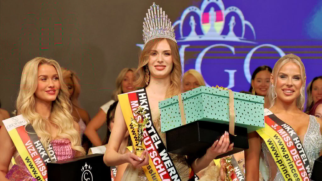 Die drei Erstplatzierten um den Titel „Miss Deutschland“:  (von links) „Miss Süddeutschland“ Aileen Sager (2. Platz), „Miss Sachsen“ Beatrice Bodug (1. Platz) und „Miss Oberfranken“ Anastasia Lamanov (3. Platz). 