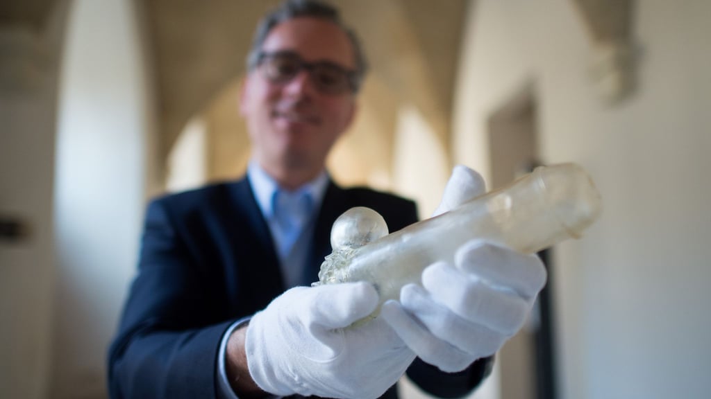 Der Glasphallus von Herford wurde auch schon in einer Ausstellung präsentiert. (Archivbild)