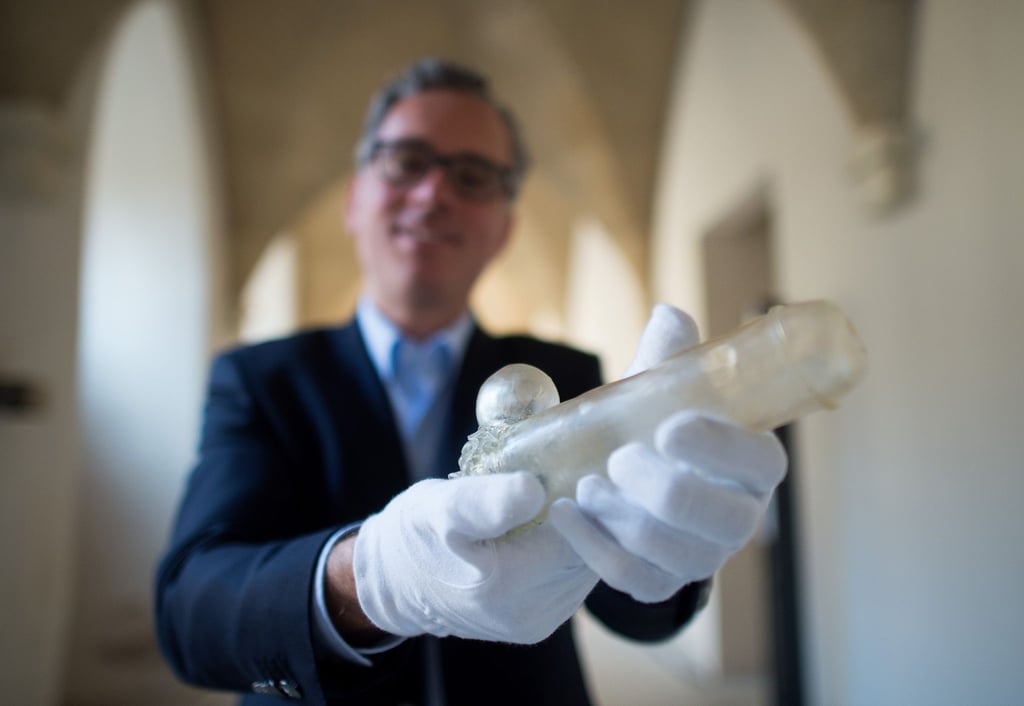 Der Glasphallus von Herford wurde auch schon in einer Ausstellung präsentiert. (Archivbild)