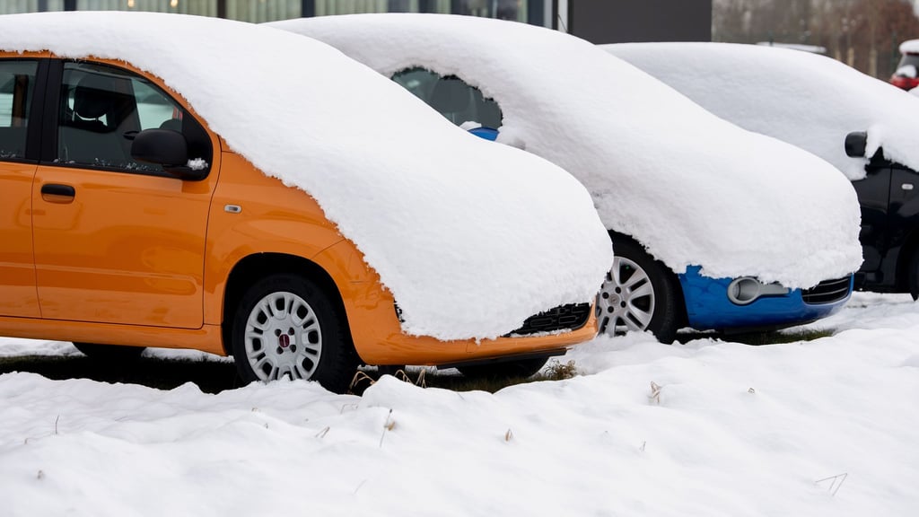 Parkende Autos verschwanden unter einer dicken Schneedecke.