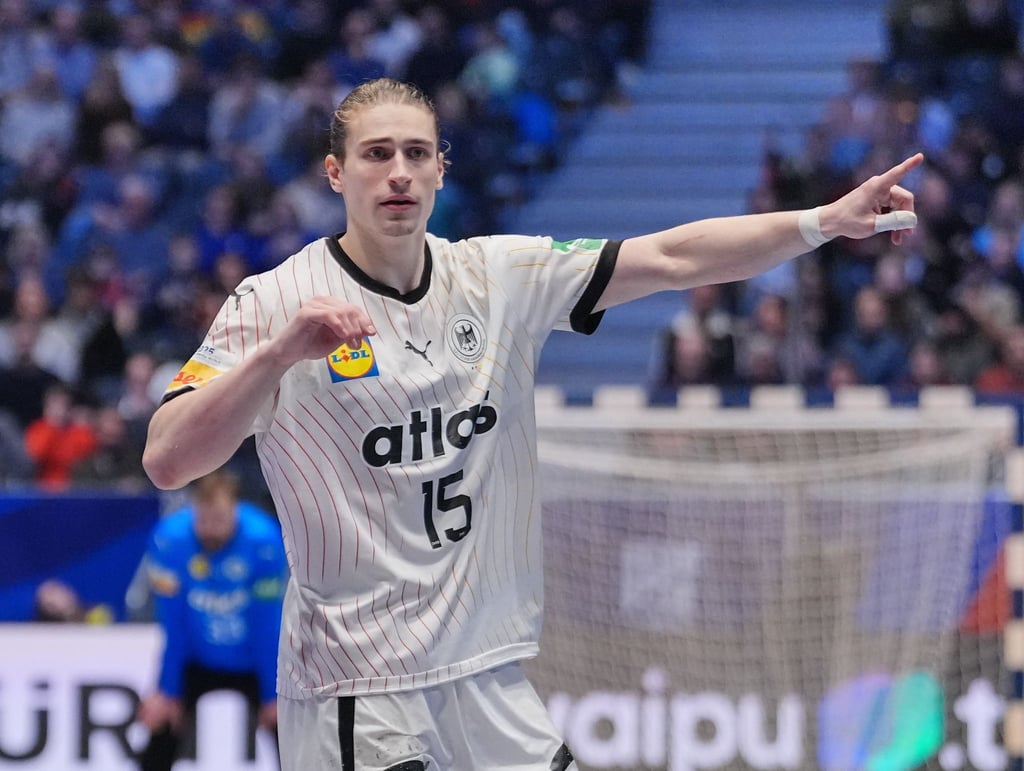 Juri Knorr lenkt das Spiel der deutschen Handballer wie kein anderer. (Archivbild)