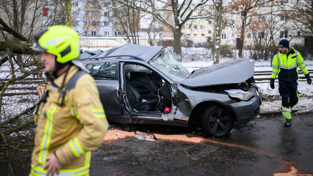 Ein Auto fährt gegen einen Baum, der 37 Jahre alte Fahrer stirbt, zwei weitere Insassen werden schwer verletzt.