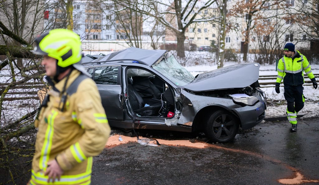 Ein Auto fährt gegen einen Baum, der 37 Jahre alte Fahrer stirbt, zwei weitere Insassen werden schwer verletzt.