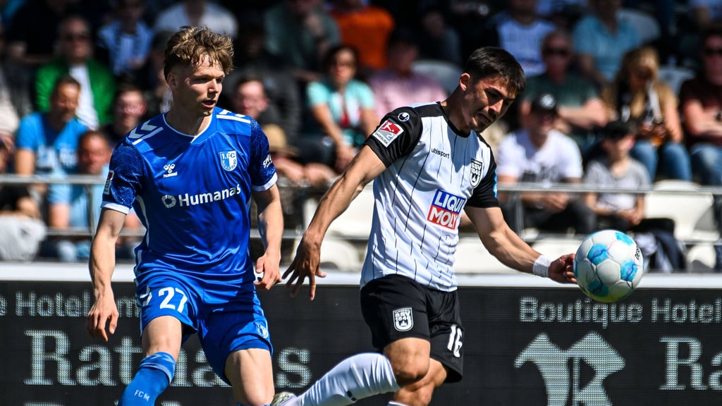 Petrik Sander schaut genau hin, wenn sein 1. FC Magdeburg am 9. Januar gegen den SSV Ulm 1846 testet. Die Partie gibt es im Livestream bei der Volksstimme.
