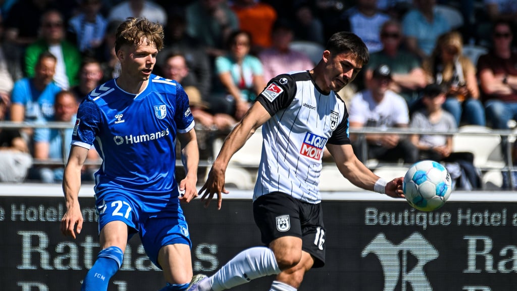 Petrik Sander schaut genau hin, wenn sein 1. FC Magdeburg am 9. Januar gegen den SSV Ulm 1846 testet. Die Partie gibt es im Livestream bei der Volksstimme.