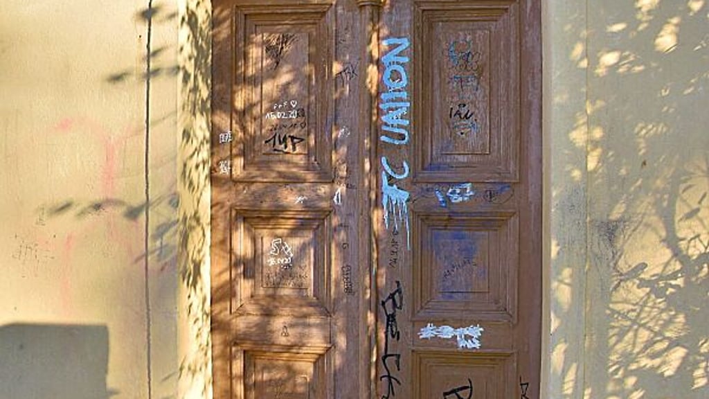 Eine beschmierte Türe der Annaburger Kirche