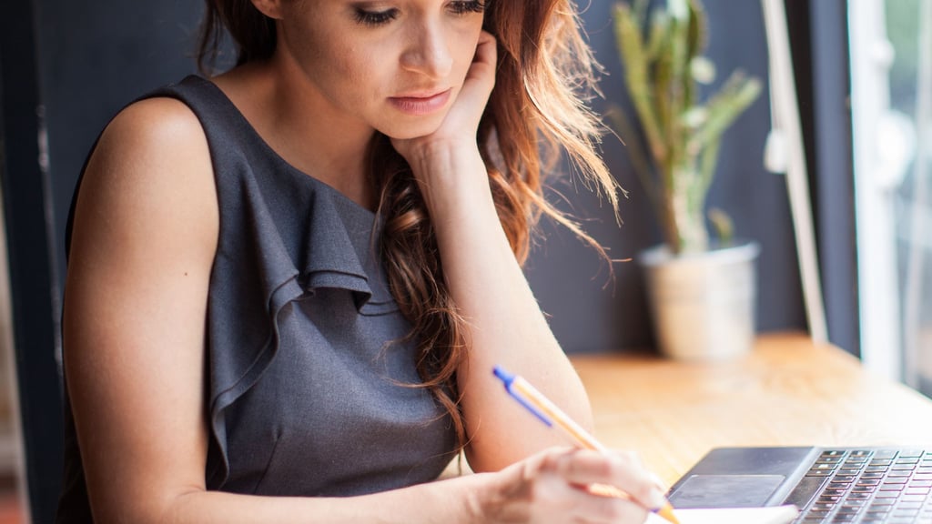 Jahresrückblick im Beruf: Der Jahreswechsel bietet die ideale Gelegenheit, die eigene Karrieresituation kritisch zu hinterfragen und zu bewerten.