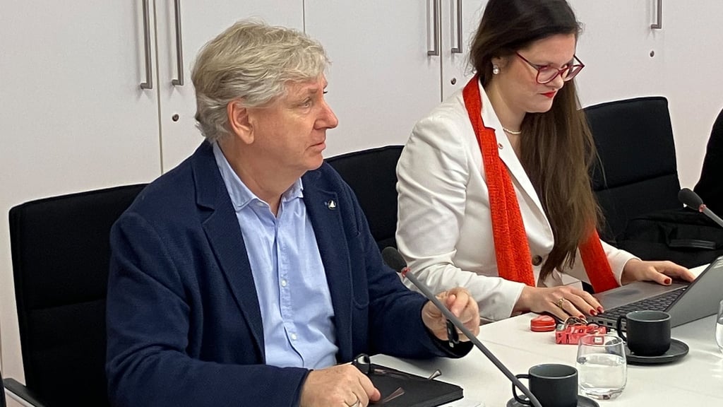 Die Landtagsabgeordneten Jouleen Gruhn und André von Ossowski traten nach internem Streit aus der BSW-Fraktion aus. Das teilten beide am Vormittag in Potsdam mit. Damit hat die Koalition aus SPD und BSW formell keine Zwei-Stimmen-Mehrheit mehr wie bisher.