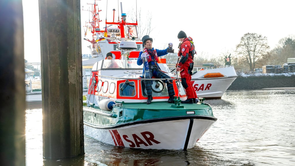 Der verkleidete Schneider konnte die Weser auch dieses Jahr nur mit Hilfe der Seenotretter queren.