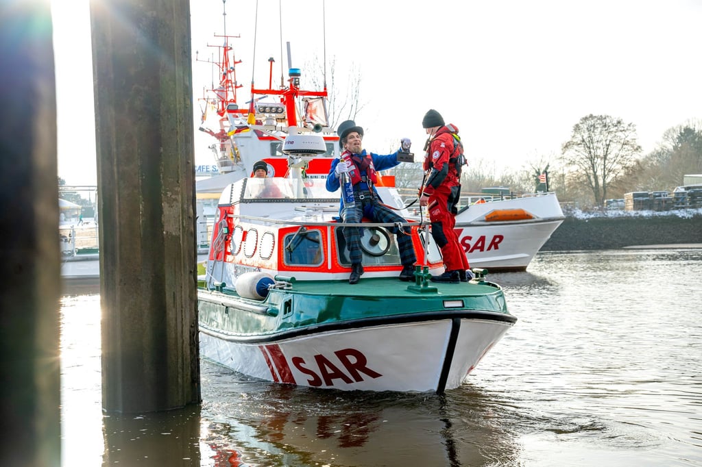 Der verkleidete Schneider konnte die Weser auch dieses Jahr nur mit Hilfe der Seenotretter queren.