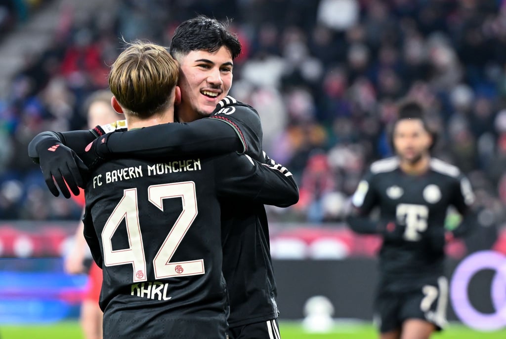 Lennart Karl (Nr 42.) wird nach seinem ersten Tor gefeiert.