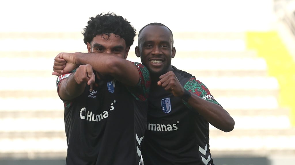 Rayan Ghrieb (links) und Silas Gnaka feiern den Treffer zum 1:0 des 1. FC Magdeburg gegen den FC Winterthur.