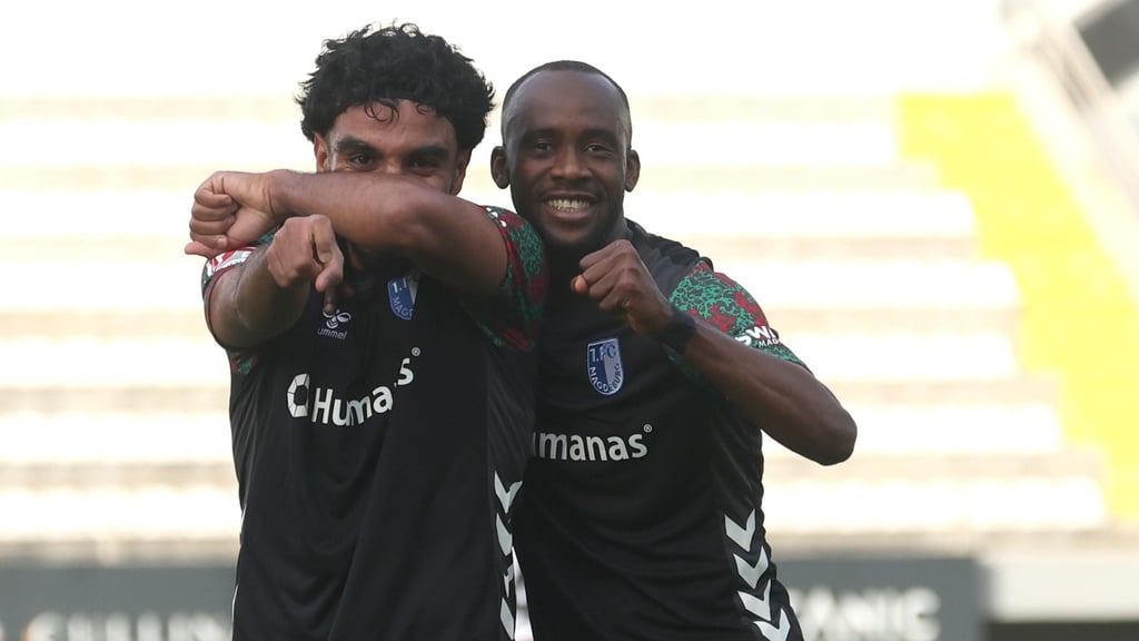 Rayan Ghrieb (links) und Silas Gnaka feiern den Treffer zum 1:0 des 1. FC Magdeburg gegen den FC Winterthur.