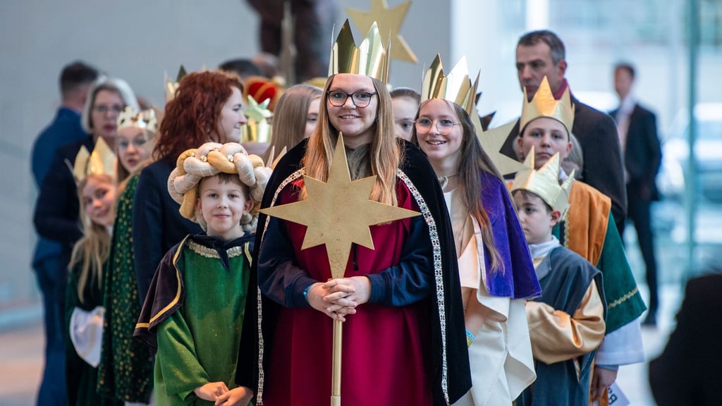 Sternsinger aus den Bistümern in Deutschland kamen auch in den vergangenen Jahren ins Kanzleramt. (Archivbild)