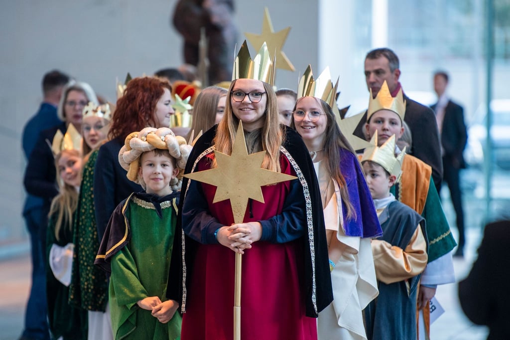 Sternsinger aus den Bistümern in Deutschland kamen auch in den vergangenen Jahren ins Kanzleramt. (Archivbild)