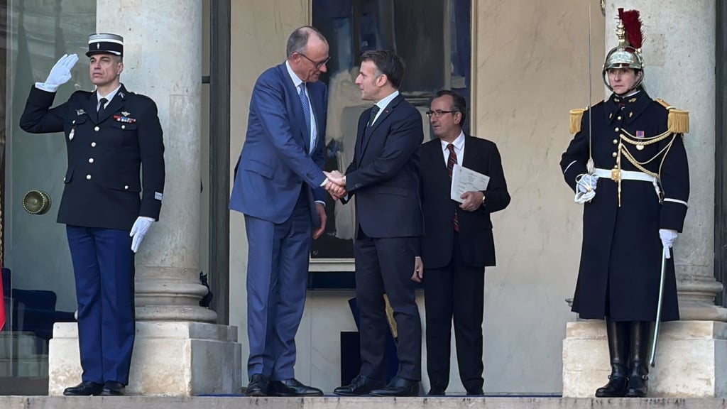 Bundeskanzler Merz nimmt an den Pariser Beratungen zu einer Absicherung eines Waffenstillstands oder Friedens in der Ukraine teil.