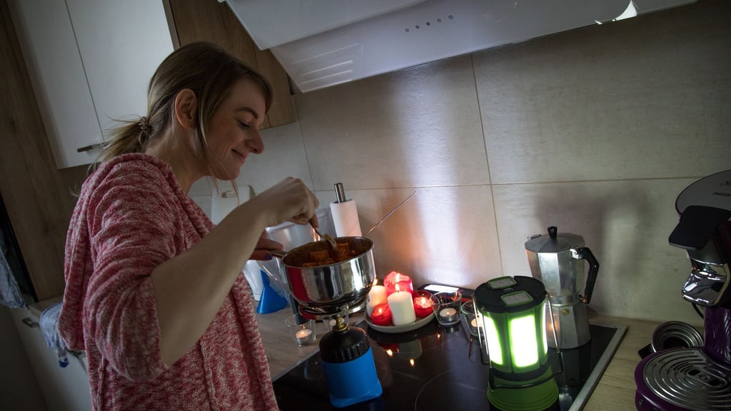Ohne Strom funktioniert der Herd nicht: Ein Fondue-Set mit Brennpaste, ein Stövchen mit Teelicht oder ein Campingkocher ermöglichen das Erwärmen kleiner Mahlzeiten.