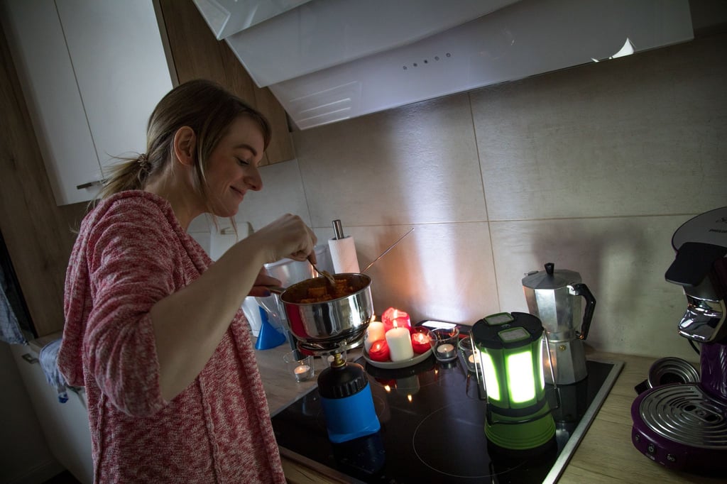 Ohne Strom funktioniert der Herd nicht: Ein Fondue-Set mit Brennpaste, ein Stövchen mit Teelicht oder ein Campingkocher ermöglichen das Erwärmen kleiner Mahlzeiten.