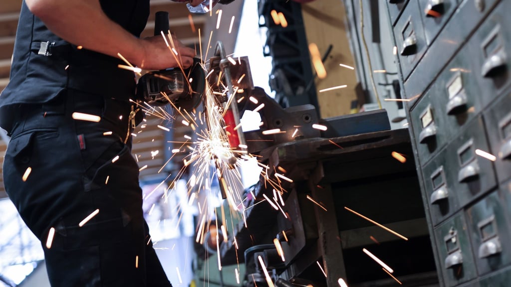 Der Kunde will das eine, der Chef etwas ganz anderes: Das Gefühl, unterschiedliche Erwartungen im Job erfüllen zu müssen, kann Leistungsdruck verstärken.