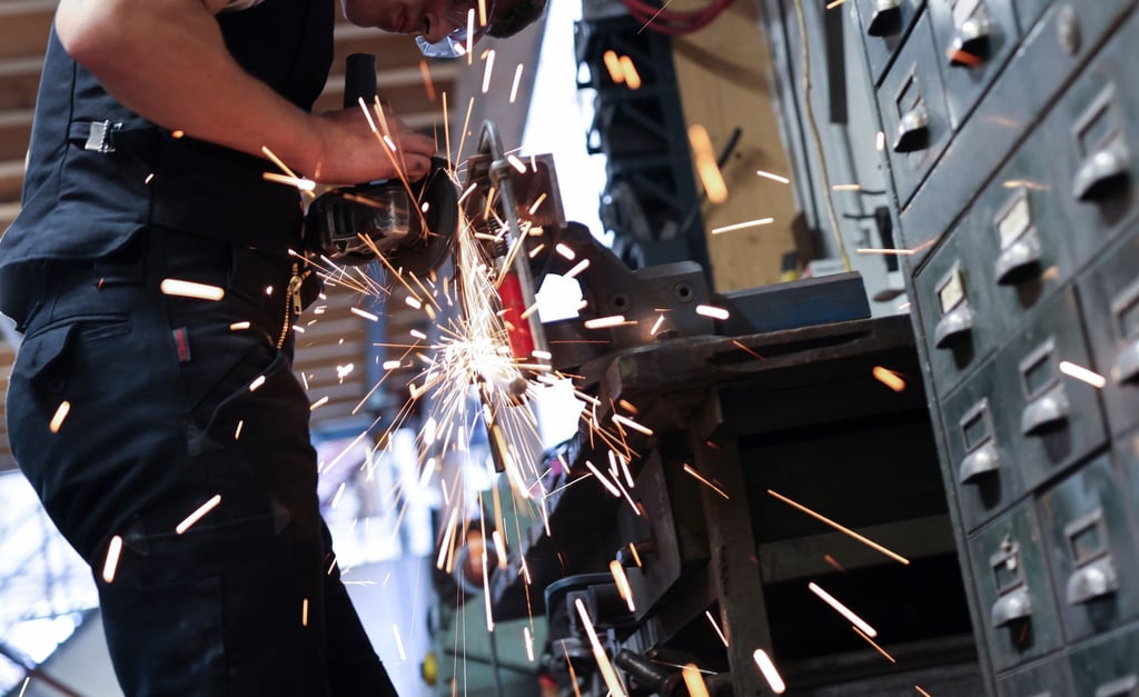 Der Kunde will das eine, der Chef etwas ganz anderes: Das Gefühl, unterschiedliche Erwartungen im Job erfüllen zu müssen, kann Leistungsdruck verstärken.