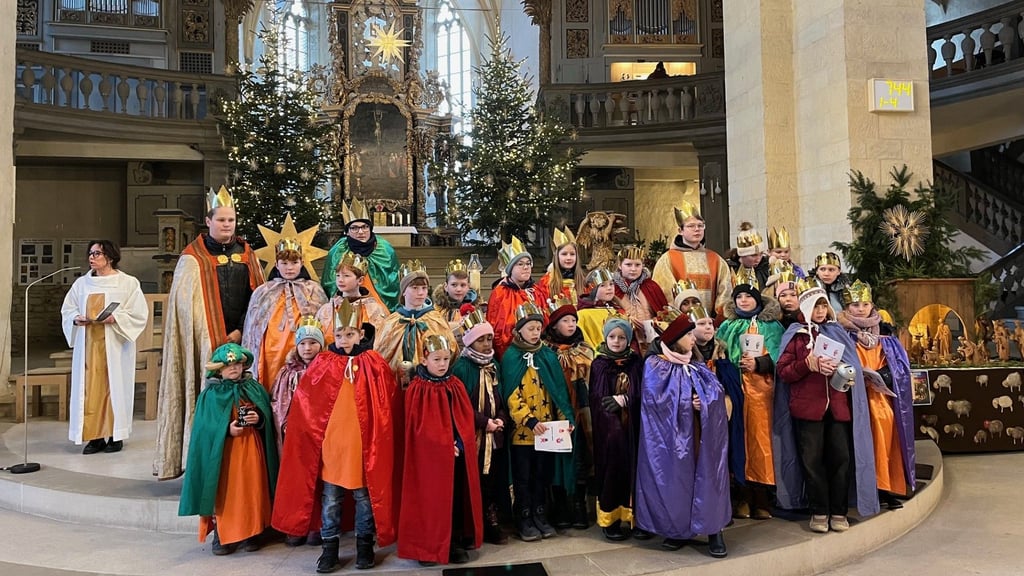 Nicht einfach nur Caspar, Melchior Balthasar, sondern ganz viele Sternsinger gestalteten gemeinsam mit Diakonin Yvette Lange den Gottesdienst im Zeitzer Dom. 