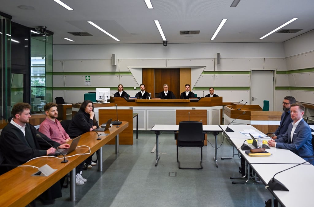 Das Verwaltungsgericht prüft eine Klage von Lahav Shapira (2.v.l), Student der Freien Universität (FU) Berlin. (Archivbild)