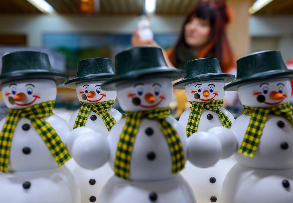 Räucherfiguren aus dem Erzgebirge wie diese Schneemänner sind in der Weihnachtszeit beliebt (Archivbild)