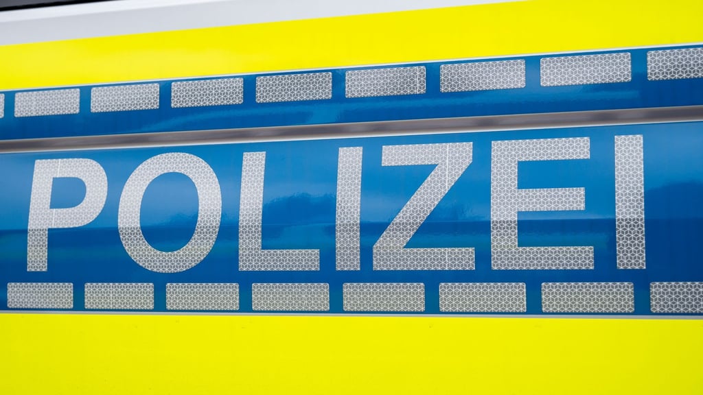 Ein 77-Jähriger wurde im Supermarkt in Bitterfeld-Wolfen bestohlen. Die Polizei sucht jetzt mit Bildern nach den mutmaßlichen Tätern.