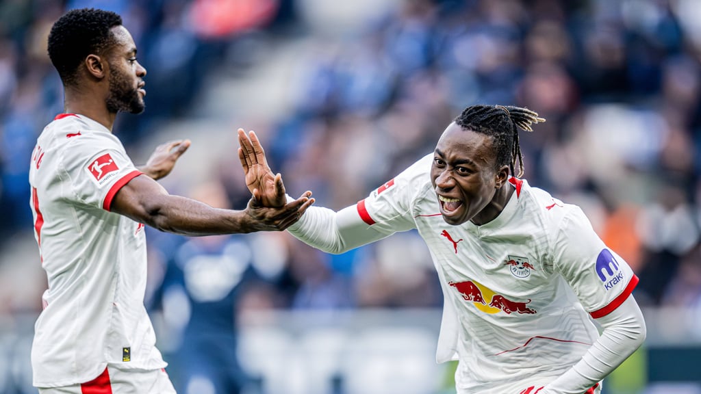 Yan Diomande (r.) jubelt nach seinem Tor gegen Hoffenheim.