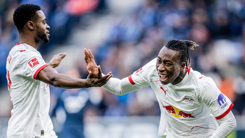 Yan Diomande (r.) jubelt nach seinem Tor gegen Hoffenheim.